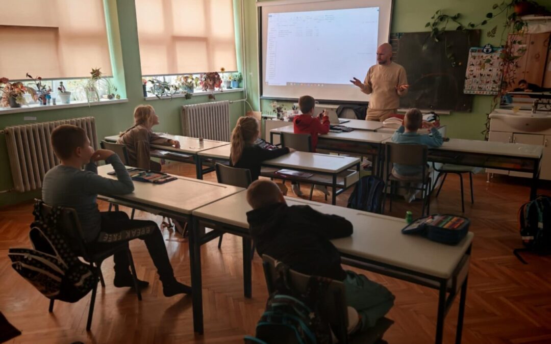 Látogató a városi könyvtárból / Posjet iz knjižnice