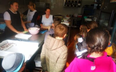 A diákok ellátogattak a csúzai  cukrászüzembe / Učenici posjetili Baranjske slastice Horvat u Suzi